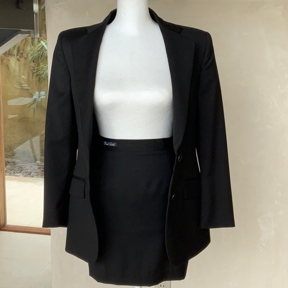 Classic Black Women's Blazer - Picture 5 of 10